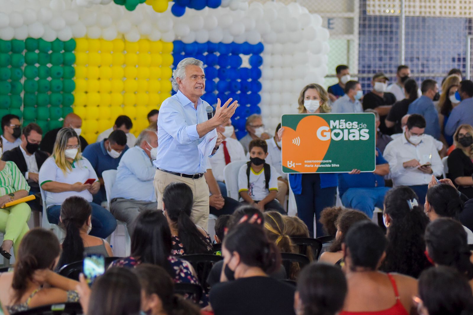 Governador Ronaldo Caiado entrega cartões do programa Mães de Goiás em Trindade