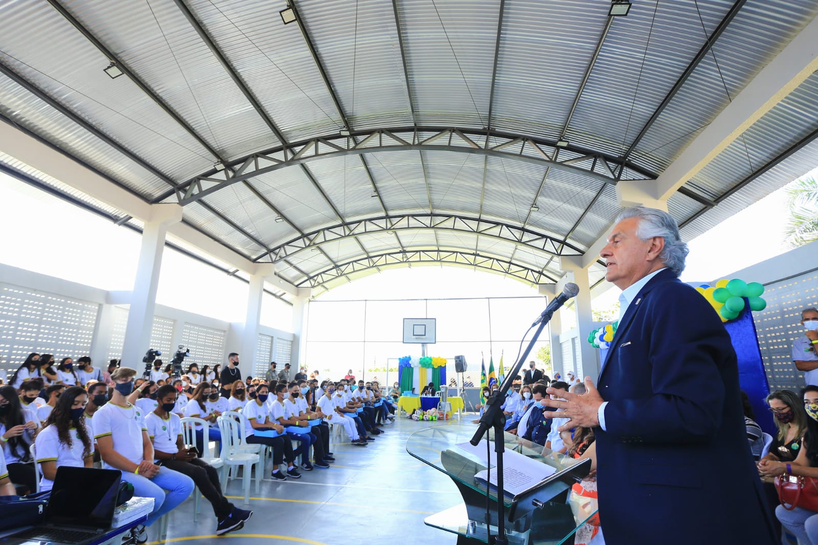 O governador Ronaldo Caiado em Aparecida de Goiânia, durante a entrega de quadras cobertas em quatro unidades da rede estadual de ensino e anúncio da retomada de obras de um colégio padrão século XXI