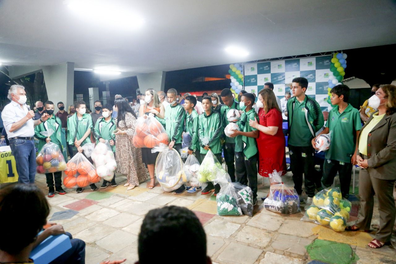 O governador Ronaldo Caiado entrega kits de material esportivo a alunos de escola estadual, na Cidade de Goiás: “Quadra coberta, condições dignas na escola e bons professores: assim se cria uma juventude saudável e responsável”