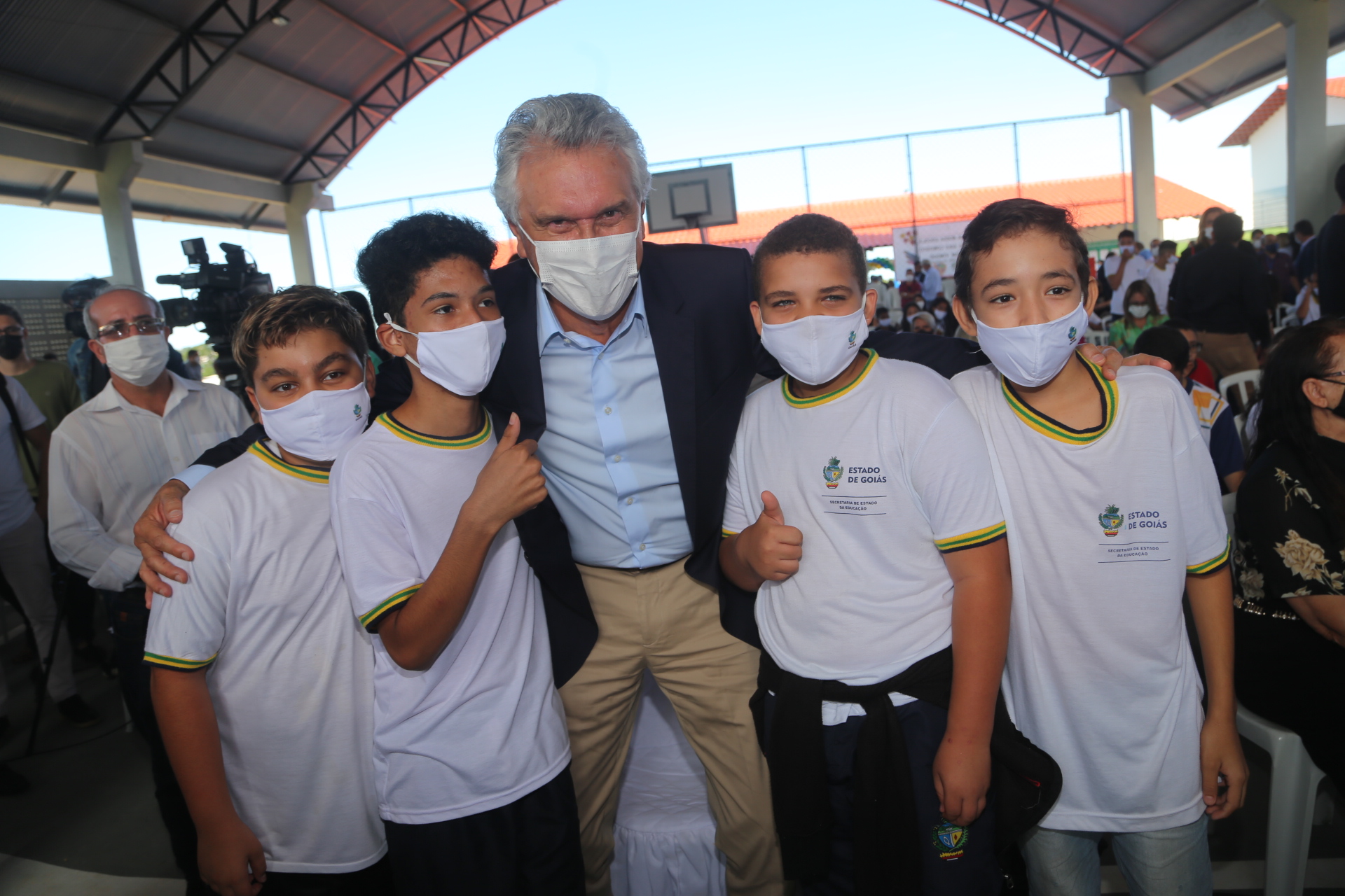 Governador com alunos do C. E. Professor Salvador Santos 